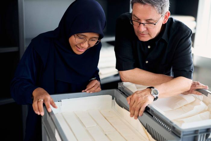 MARUM researchers Hana Camelia and Thomas Felis examining cores of tropical coral colonies.