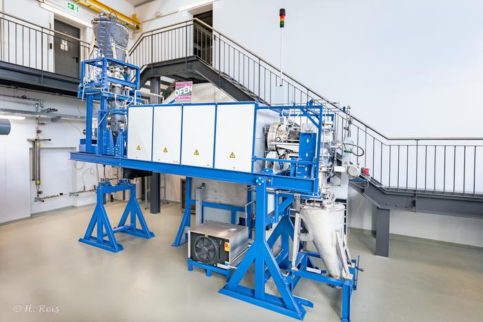 In the pilot plant, belite cement clinker is produced from previously seldom-used fine-grained crushed concrete and limestone at less than 1000 degrees Celsius in an electrically heated rotary kiln.