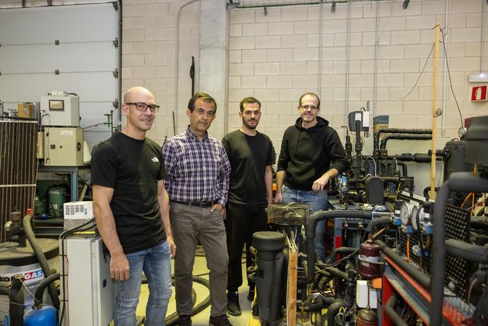 Mixtures and cooling systems to improve the energy efficiency of domestic and industrial equipment