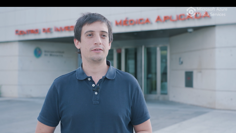 Mikel Hernáez explaining the research