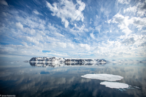 A windless day in Svalbard's fjords. (Photo: Jeroen Hoekendijk) A windless day in Svalbard's fjords
