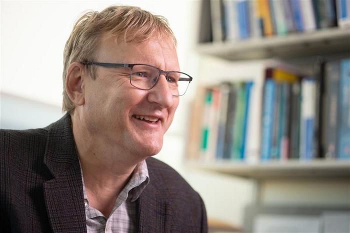 Approach to combat antibiotic resistance turns bacterium’s genes against it