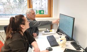 Tatjana Lang (left) and PD Dr. Maik Behrens during a work meeting in the office