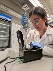 Dr. Gonzalez Garcia using Nanopore