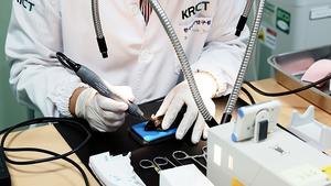 Researchers are implanting nanoparticle–stem cell hybrids into mouse calvarial defected region to evaluate bone regeneration.