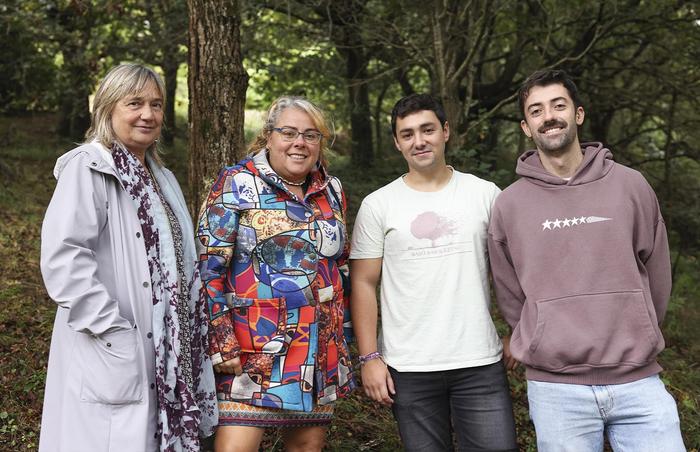 From left to right: Professor Ibone Ametzaga Arregi from the Department of Plant Biology and Ecology at the University of the Basque Country (EHU), Dr. Lorena Peña López, PhD candidate Unai Sertutxa Irazola, and PhD candidate Unai Ortega Barrueta