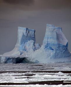 East Antarctic iceberg towers (N. Abram).jpg