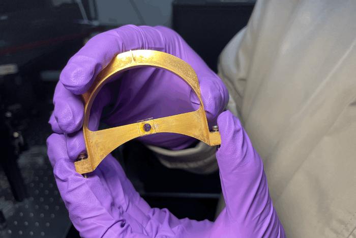 Nanoscale optical device