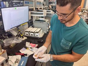 Mark Salazar hold disposable e-cig in lab