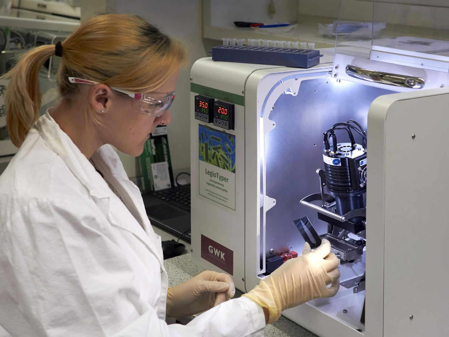 First Author Catharina Kober with a LegioTyper-chip