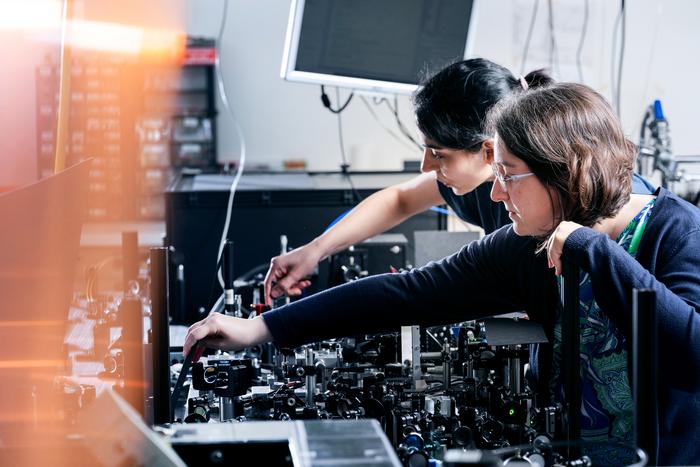 High-frequency molecular vibrations experiment