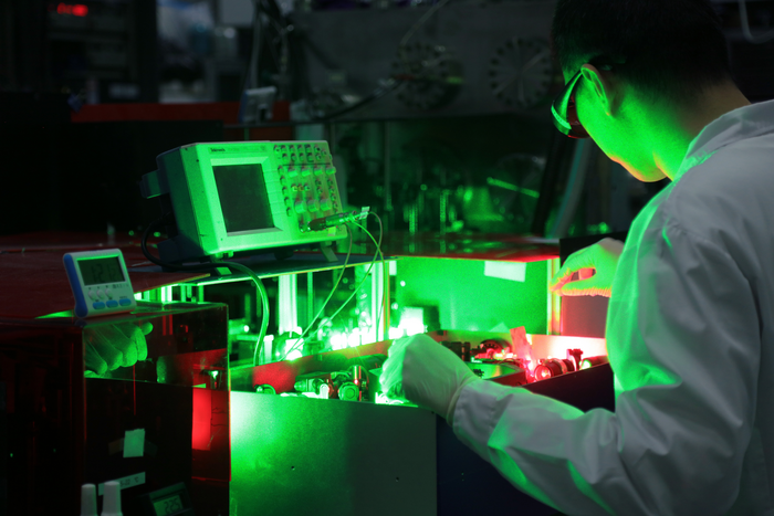 Controling the direction of the bond axis of HD molecules