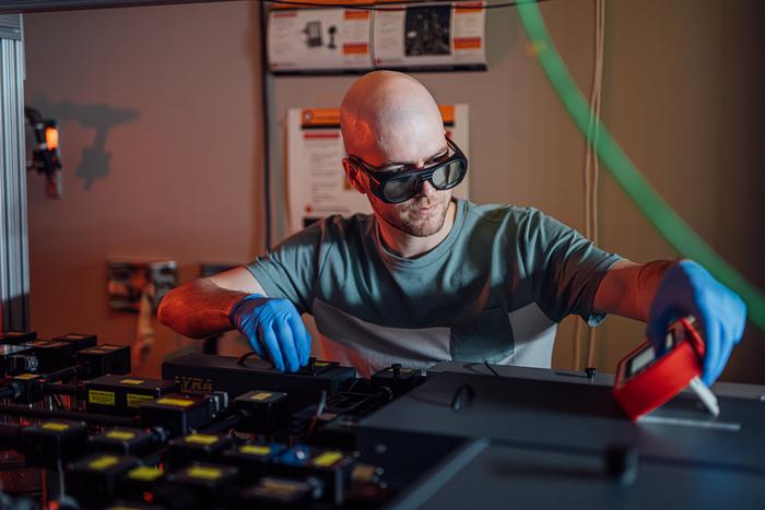 Pierre‑Luc Thériault, a PhD student in Engineering Physics and first author of the study, aligns an experimental setup used as part of this study.