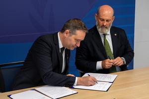 Bram Govaerts signs CIMMYT–WFP partnership agreement