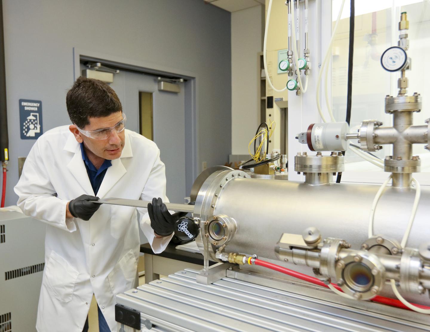 Carlex Glass America Licenses ORNL Superhydrophobic Coatings for Automotive Applications
