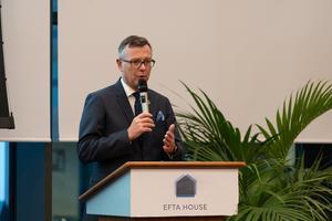 Dag Rune Olsen announces the winner