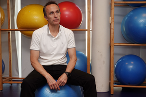 Alejandro Luque poses at the laboratory of Physiotherapy in the Faculty of Health Sciences of the UMA.