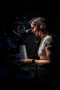 Rodrigues at microscope in the lab at ISTA