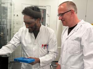 Belay Tilahun Tadesse and Christian Solem in the lab the DTU National Food Institute.
