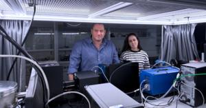 Right to left: Shahar Artzi and Ronen Gottesman in the lab