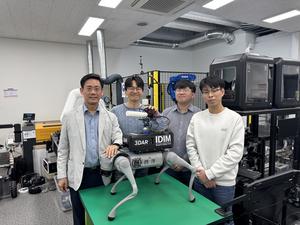Figure 3. (From left) Professor Sung-Hoon Ahn (corresponding author), PhD candidate Semin Ahn (first author), PhD candidate Jun Heo (co-author). and Master’s student Jae-Hoon Kim (co-author), all from the Department of Mechanical Engineering at SNU