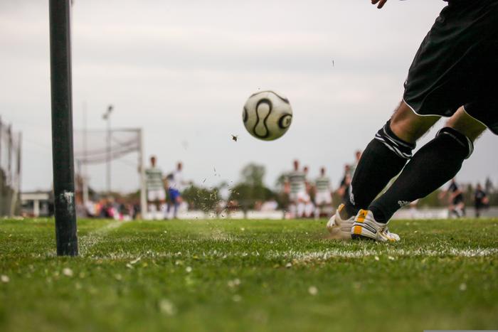 Psychology at the screen: Investigating the current VAR protocol