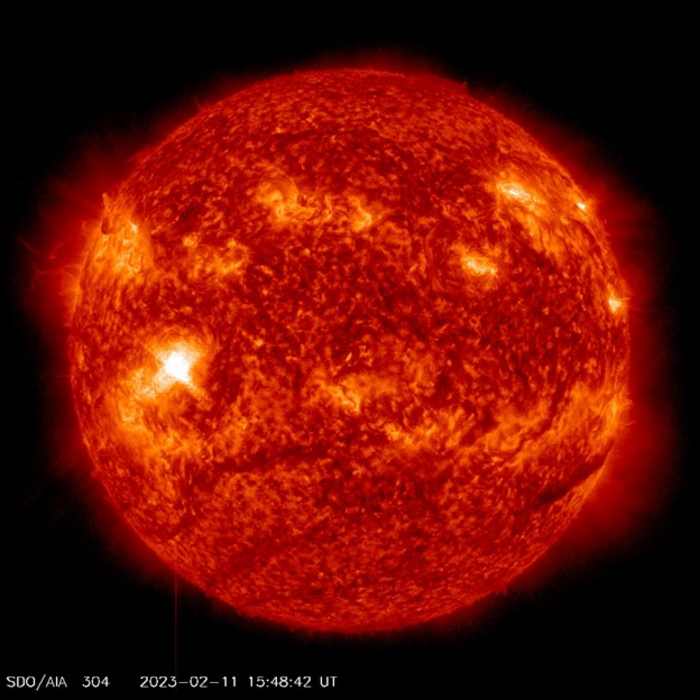 Strong Solar Flare Erupts from Sun