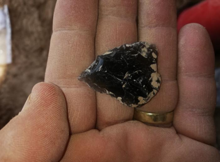 Obsidian convergent scraper discovered at Ararat-1 Cave, Armenia