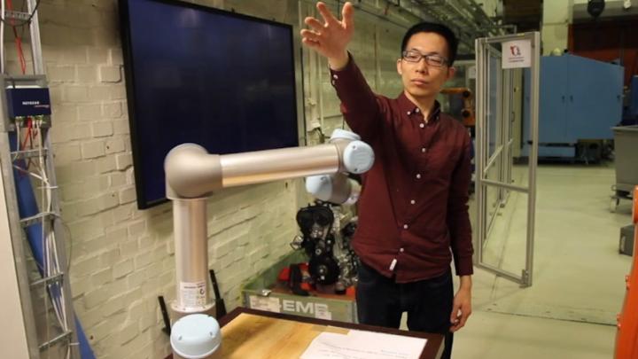 Context-aware robot co-worker