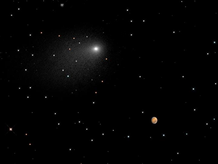Hubble Close Encounters: Comet Siding Spring Seen Next to Mars