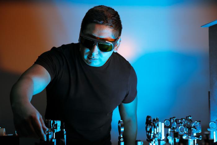 Francisco Bernal Texca in the lab. Credit: ICFO.