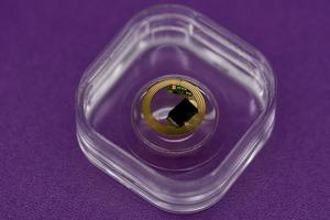 Prototype microbattery for smart contact lenses