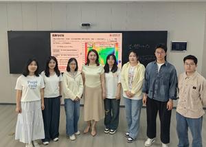 The accompanying picture features Professor Xin Guan’s research group from the Nuclear Physics Division at Liaoning Normal University.