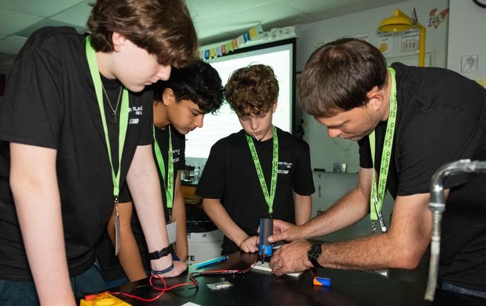 Hands-on learning helps students comprehend quantum science