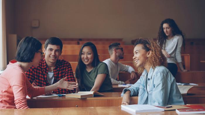 Thinking together: How group argumentation boosts fake news recognition
