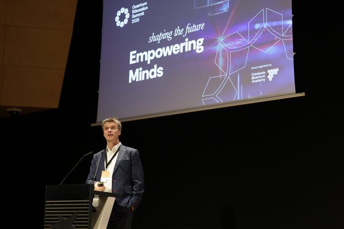 Robert Sewell, Vicedirector of People, Education and Culture at ICFO, welcoming attendees to the Quantum Education Summit. Image credit: ICFO/R. Puras