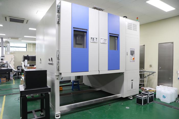 Temperature and humidity chamber for evaluating laser output stability