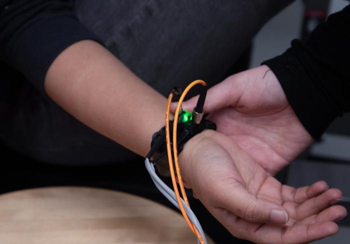 Speckle contrast optical spectroscopy device