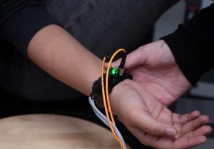 Speckle contrast optical spectroscopy device