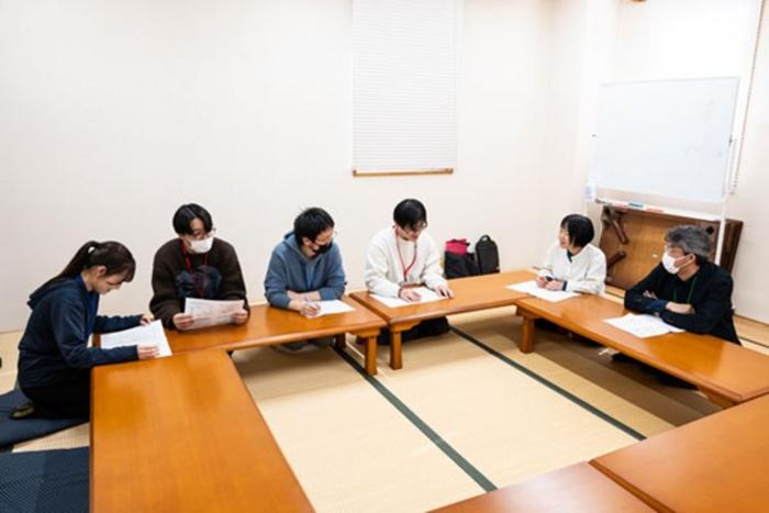 Nomura instructs her students in a counseling room with tatami mats