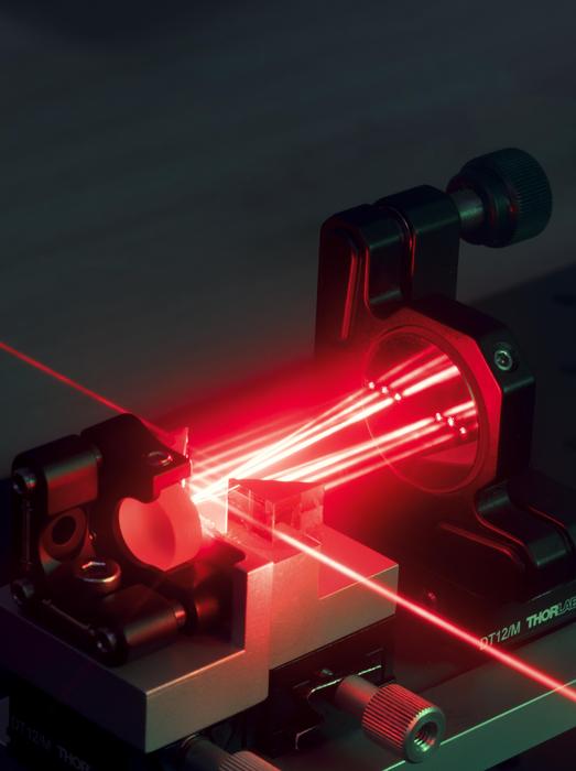 Multipass optical parametric amplifier with laser beam: The new system demonstrates the development of highly efficient and compact short-pulse lasers.