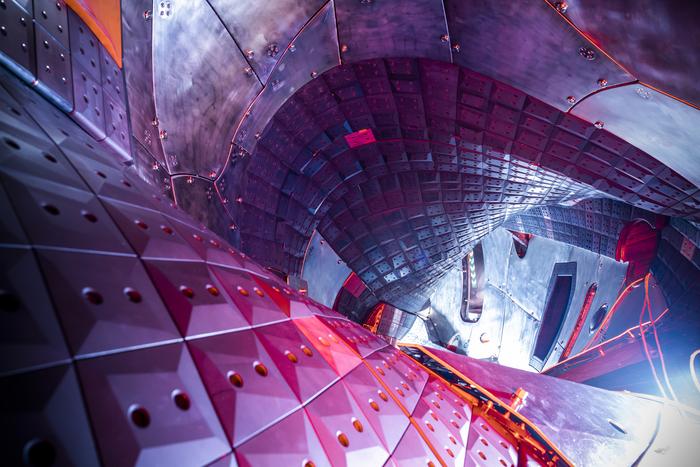 Blick ins Innere des Vakuumgefäßes von Wendelstein 7-X