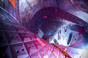 Blick ins Innere des Vakuumgefäßes von Wendelstein 7-X