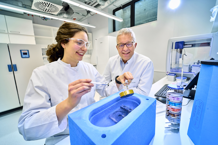 Doktorandin Inga Hochheiser und Prof. Dr. Matthias Geyer,