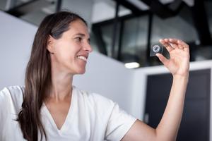 Theresa Rienmüller from the Institute of Biomechanics holing a microelectrode array.