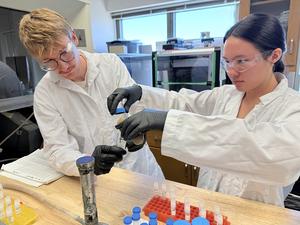 Students process extremophile samples