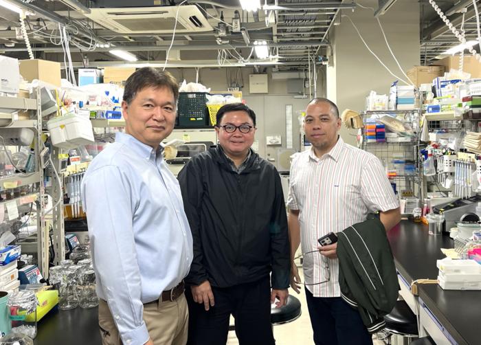 Ogino (left) and his research collaborators, Yopi (right) of the National Research and Innovation Agency of Indonesia and Project Associate Professor Prihardi Kahar (center) of Kobe University.