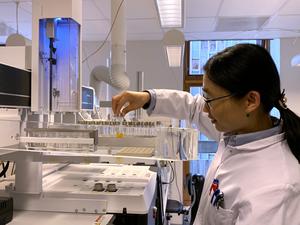 Feiyan Liang preparing samples