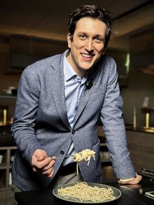 Fabrizio Olmeda with cacio e pepe pasta.
