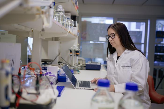 Sofie Degerman in lab